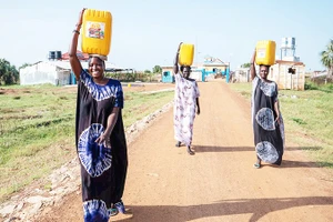 Phụ nữ tại Bor vui vẻ vì đã có nước sạch sinh hoạt. Ảnh: THE GUARDIAN