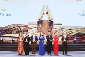 Phó Chủ tịch nước Võ Thị Ánh Xuân trao các giải hạng mục Giải thưởng Hành động vì Cộng đồng năm 2025.