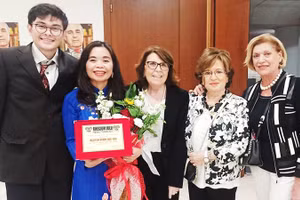 Nhà văn Nguyễn Phan Quế Mai nhận giải thưởng Rhegium Julii cho tiểu thuyết nước ngoài xuất sắc nhất từ Thị trưởng Thành phố Reggio Calabria - Italy cho cuốn "The Mountains Sing" (Sơn ca).