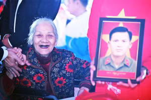 Khoảnh khắc bà Nguyễn Thị Bích cười tươi khi đón di ảnh của người bạn đời.