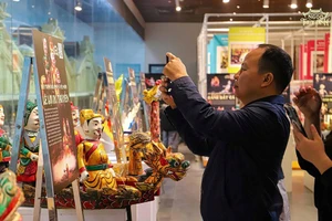 Ứng dụng AR "chắp cánh" triển lãm rối nước