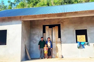 Có nhà ở mới, nhưng gia đình ông Vương Sự Pá, thôn Khuổi Nộc và các hộ khác cùng thôn đều còn nhiều khó khăn.