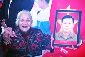 Khoảnh khắc bà Nguyễn Thị Bích cười tươi khi đón di ảnh của người bạn đời.