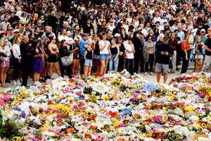 Người dân tưởng niệm các nạn nhân vụ xả súng. Ảnh: RZN NEWS