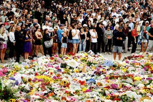 Người dân tưởng niệm các nạn nhân vụ xả súng. Ảnh: RZN NEWS