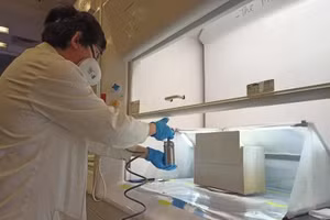 Thử nghiệm sơn phun tại Trường đại học Sydney. Ảnh: DEWPOINT INNOVATIONS