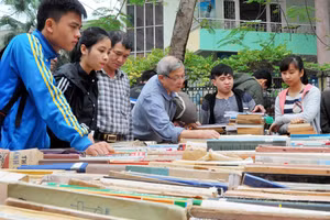 Sách cũ. Ảnh: NAM ANH