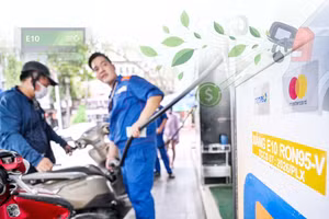 Người dân mua xăng E10 tại một cửa hàng tại Hà Nội.Ảnh: THÀNH ĐẠT