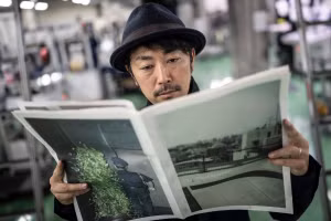 Ngày càng nhiều người Nhật Bản quan tâm đến zine thay vì thông tin trên nền tảng số. Ảnh: AFP