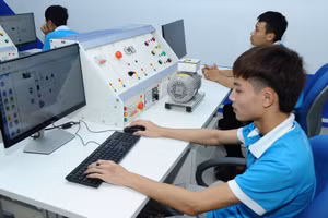 Đào tạo nghề tại Trường cao đẳng Cơ điện Hà Nội. Ảnh: SONG ANH