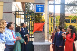Trường THCS Hồng Bàng (phường Chợ Lớn, TP Hồ Chí Minh) vừa vinh dự được gắn biển trường có chương trình dạy tiếng Pháp đạt chuẩn quốc tế
