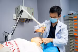 Thực hiện kỹ thuật chăm sóc da tại Bệnh viện Da liễu Trung ương.