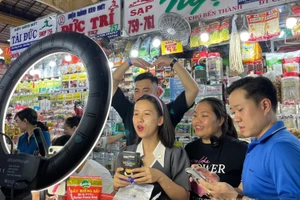 Các nhà sáng tạo nội dung livestream bán hàng tại chợ Bến Thành.