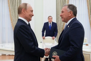 Tổng thống Nga V.Putin (bên trái) tiếp Đặc phái viên Mỹ Steve Witkoff tại Moscow. Ảnh: GETTYIMAGES