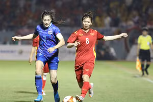 Đội tuyển bóng đá nữ Thái Lan (trái) quyết tâm giành Huy chương vàng SEA Games 33. Ảnh: LÊ MINH 