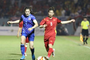 Đội tuyển bóng đá nữ Thái Lan (trái) quyết tâm giành Huy chương vàng SEA Games 33. Ảnh: LÊ MINH 