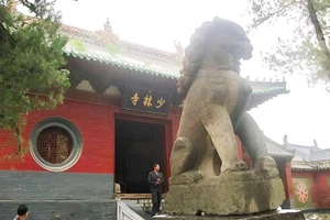 Sư tử đá và cổng Thiếu Lâm Tự với bút tích của Vua Khang Hy.