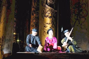 NSƯT Bạch Vân trong một chương trình biểu diễn.