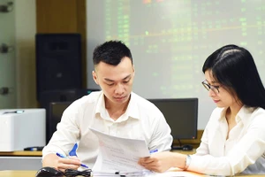 Khách hàng giao dịch tại Công ty CP Chứng khoán Sài Gòn - Hà Nội (SHS). Ảnh: ĐĂNG ANH