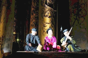 NSƯT Bạch Vân trong một chương trình biểu diễn.