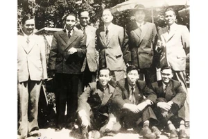 Ông Ngô Điền (đứng ngoài cùng, bên trái) chụp cùng thành viên đoàn Lào và Campuchia tại Geneva. Ảnh tư liệu gia đình cung cấp