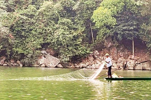 Thả lưới trên hồ Ba Bể.