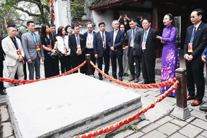 Đoàn kiều bào tham quan và dâng hương tại Khu di tích Đền thờ Vua Đinh, Vua Lê (tỉnh Ninh Bình). Ảnh: ĐẠI NGHĨA