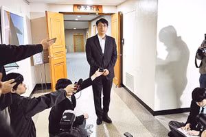 CEO Coupang, ông Park Dae-jun, trả lời báo giới về vụ việc. Ảnh: YONHAP