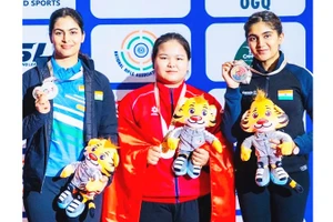 Xạ thủ Nguyễn Thùy Trang (đứng giữa) giành Huy chương vàng nội dung 10 m súng ngắn hơi nữ.