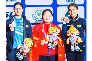 Xạ thủ Nguyễn Thùy Trang (đứng giữa) giành Huy chương vàng nội dung 10 m súng ngắn hơi nữ.