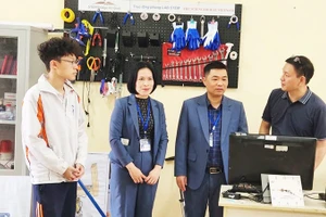 Lễ bàn giao Phòng LAB cộng đồng của dự án STEMBridge do học sinh Vũ Đức Minh (bên trái) làm Trưởng nhóm.