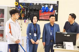 Lễ bàn giao Phòng LAB cộng đồng của dự án STEMBridge do học sinh Vũ Đức Minh (bên trái) làm Trưởng nhóm.