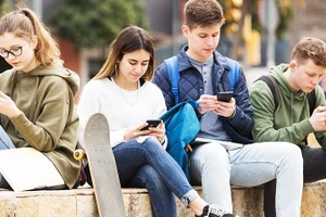 Các nền tảng số bị cáo buộc gây nghiện cho thanh, thiếu niên tại Mỹ. Ảnh: THE CONVERSATION