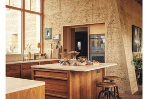 Bên trong ngôi nhà làm bằng đất nén tại Wiltshire (Anh). Ảnh: THE GUARDIAN