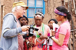 Các nhà ngôn ngữ học thảo luận về việc thu âm tiếng siPhuthi làm tư liệu. Ảnh: THE GUARDIAN