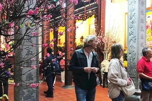 Nhiều di tích trong phố cổ Hà Nội trở thành điểm đến thu hút du khách và người dân dịp Tết cổ truyền Xuân Bính Ngọ 2026. Ảnh: TÚ NHI