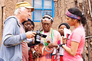 Các nhà ngôn ngữ học thảo luận về việc thu âm tiếng siPhuthi làm tư liệu. Ảnh: THE GUARDIAN