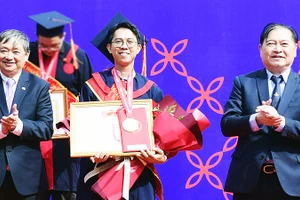 Đặng Duy Khoa tại lễ trao giải Loa Thành cho đồ án có tên “Bảo tàng Di sản Cố đô Huế”. Ảnh: NVCC