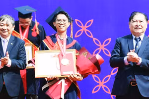 Đặng Duy Khoa tại lễ trao giải Loa Thành cho đồ án có tên “Bảo tàng Di sản Cố đô Huế”. Ảnh: NVCC