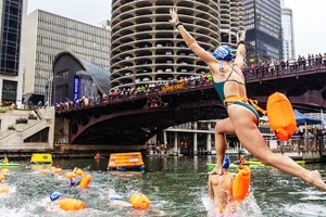 Giải bơi lội lần đầu được tổ chức trên sông Chicago sau gần 100 năm. Ảnh: CHICAGO TRIBUNE