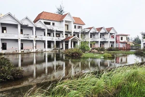 Hầu hết các khách sạn, nhà hàng ở khu du lịch Quất Lâm đều đã ngưng hoạt động, nhiều khách sạn bị bỏ hoang.