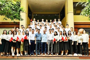 Tập thể cán bộ, nhân viên Trung tâm trong ngày kỷ niệm 30 năm thành lập.