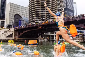 Giải bơi lội lần đầu được tổ chức trên sông Chicago sau gần 100 năm. Ảnh: CHICAGO TRIBUNE