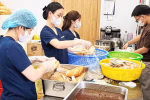 Chuẩn bị bữa ăn trước khi mang tới bệnh viện.