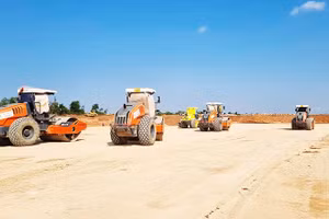 Thi công xây dựng dưới thời tiết nắng nóng kéo dài ở Gia Lai. 