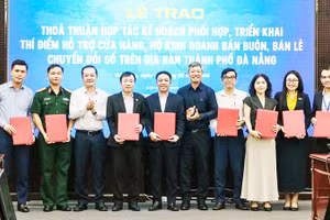 Đại diện các đơn vị đồng hành nhận quyết định triển khai chương trình.