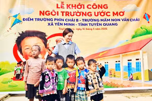 Nguyễn Minh Anna chụp ảnh cùng các em học sinh tại một điểm trường. Ảnh: NVCC