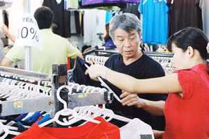 Săn hàng khuyến mại hoặc giảm giá đang được nhiều người tiêu dùng lựa chọn. Ảnh: NAM NGUYỄN
