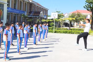 Trường tiểu học Kim Đồng lồng ghép chiến lược 6C vào dạy học môn giáo dục thể chất cho trẻ em.