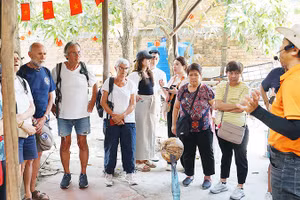 Du khách tham quan các làng nghề truyền thống tại Đồng bằng sông Cửu Long. Ảnh: NGUYỆT ANH
